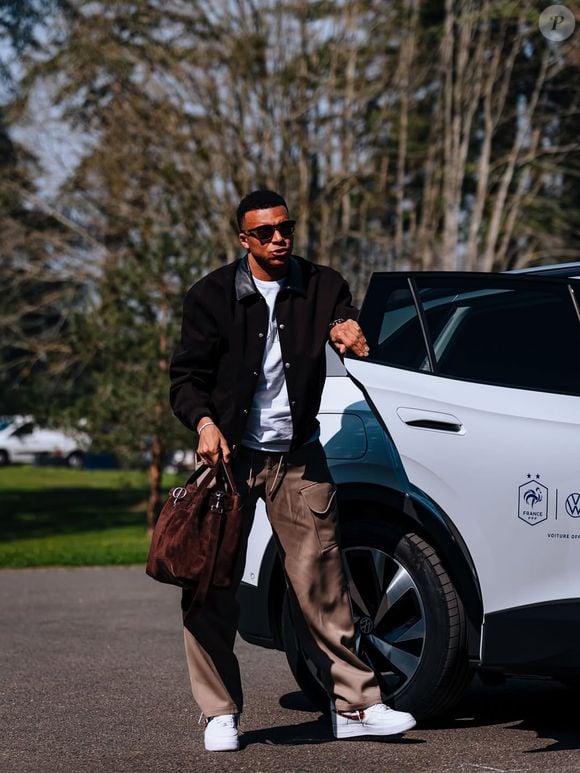 A garagem de Mbappé reúne supercarros e SUVs avaliados em milhões de reais, incluindo modelos de Ferrari, BMW, Mercedes-Benz e Volkswagen