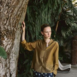 Entre as peças que prometem atualizar o guarda-roupa da nova estação, a Camisa Acetinada com Alamares ZW Collection chama atenção pela mistura de tecido fluido e elementos estruturados. A modelagem ampla favorece produções leves, enquanto os alamares deixam o visual mais sofisticado. Preço: R$ 279