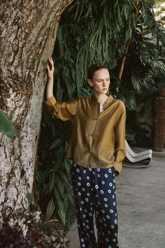 Entre as peças que prometem atualizar o guarda-roupa da nova estação, a Camisa Acetinada com Alamares ZW Collection chama atenção pela mistura de tecido fluido e elementos estruturados. A modelagem ampla favorece produções leves, enquanto os alamares deixam o visual mais sofisticado. Preço: R$ 279