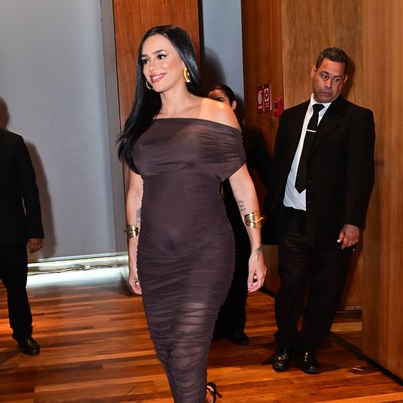 Bruna Biancardi não abre mão dos vestidos; este tinha uma transparência e valorizou a barriguinha de grávida.