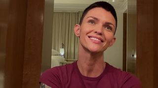 'Múltiplas fraturas': atriz de 'Orange Is The New Black', Ruby Rose sofre acidente em piscina. Vídeo