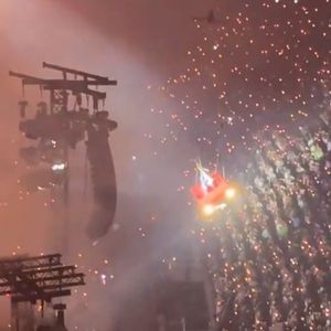 Beyoncé sobrevoava o local do show em cima de um carro