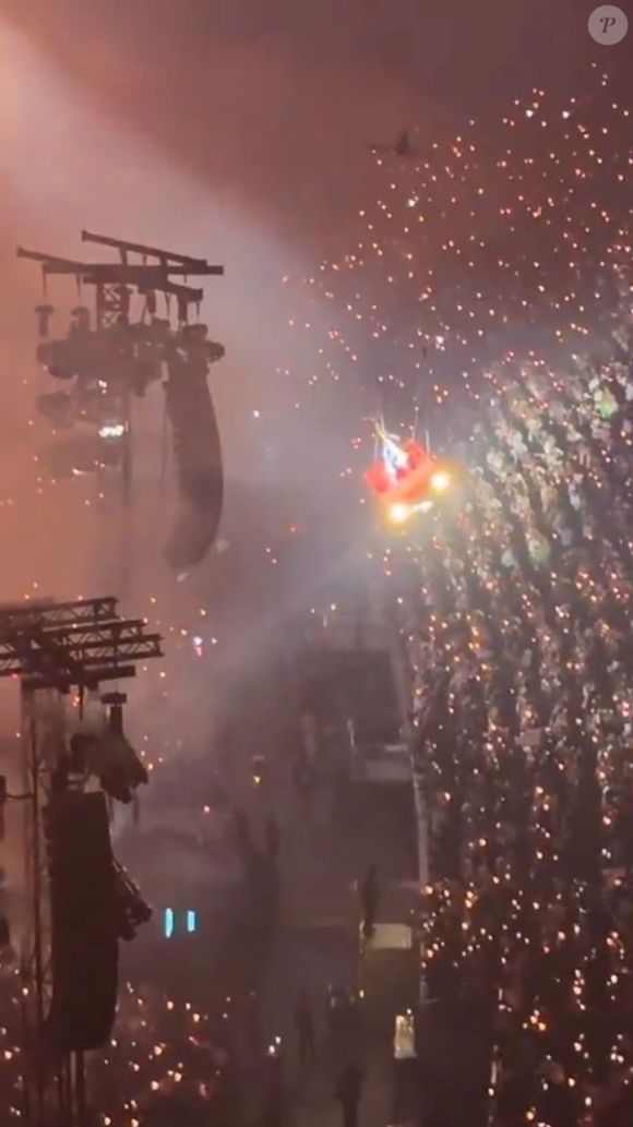 Beyoncé sobrevoava o local do show em cima de um carro