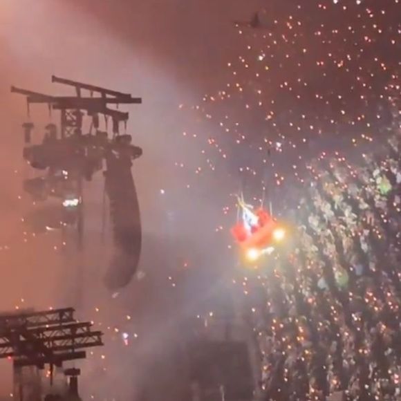 Beyoncé sobrevoava o local do show em cima de um carro