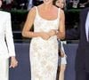 O modelo remete diretamente a momentos icônicos de Diana, como quando ela foi fotografada usando um par dourado de Jimmy Choo, combinado com um minivestido de Catherine Walker, durante um evento da Christie’s em Nova York, em 1997