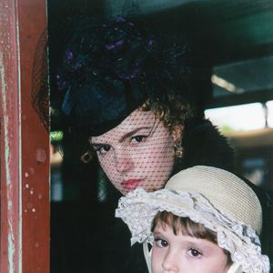 Ana Paula Arósio na Globo voltou a atuar em minissérie de época em 'Os Maias' (2001), sendo mãe de Isabelle Drummond