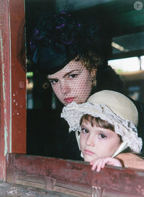 Ana Paula Arósio na Globo voltou a atuar em minissérie de época em 'Os Maias' (2001), sendo mãe de Isabelle Drummond