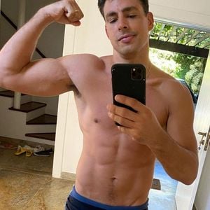 Fotos no espelho depois de treinos são tradicionais nas redes sociais de Cauã Reymond