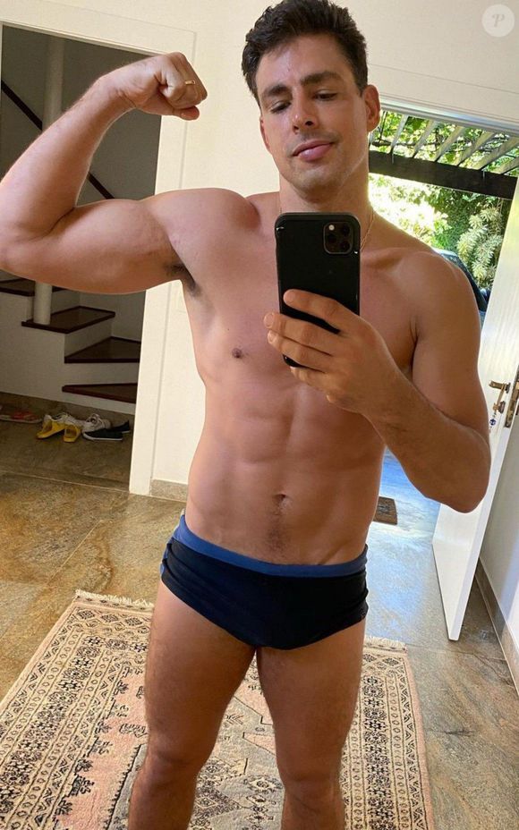 Fotos no espelho depois de treinos são tradicionais nas redes sociais de Cauã Reymond