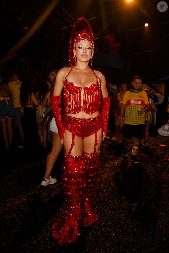 Beatriz Reis, a Bia do Brás, caprichou no look para curtir a primeira noite dos desfiles em São Paulo