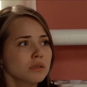 Long Bob em 'Chamas da Vida': o cabelo de Letícia Colin aparece em um comprimento médio, próximo à altura da clavícula, com base predominantemente reta e uma leve moldura no rosto. O tom castanho e a risca central deixam o visual mais clássico e minimalista