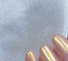 A especialista recomenda unhas peroladas. Dessa forma, as mãos ganham luminosidade e sofisticação de uma maneira muito natural e atraente.