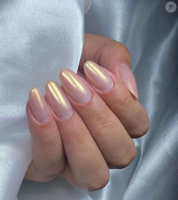 A especialista recomenda unhas peroladas. Dessa forma, as mãos ganham luminosidade e sofisticação de uma maneira muito natural e atraente.