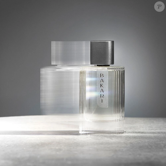 A fragrância Bakari, de Avantin, aposta em uma abertura fresca e vibrante, com bergamota e limão siciliano, combinados à sálvia e ao cardamomo, criando uma sensação de elegância natural logo nas primeiras borrifadas