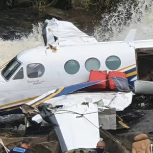 Conhecida como 'Rainha da Sofrência', a cantora Marília Mendonça foi vítima de um trágico acidente de avião em novembro de 2021, e acabou morrendo.