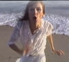 Rita Lee aparece na praia com um vestido branco à lá Clara Nunes