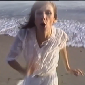 Rita Lee aparece na praia com um vestido branco à lá Clara Nunes