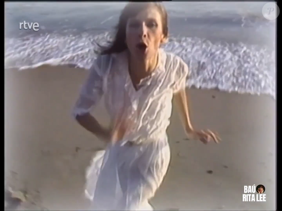 Rita Lee aparece na praia com um vestido branco à lá Clara Nunes