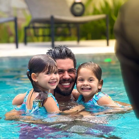 Maria Alice e Maria Flor foram para escola netsa segunda-feira (23)