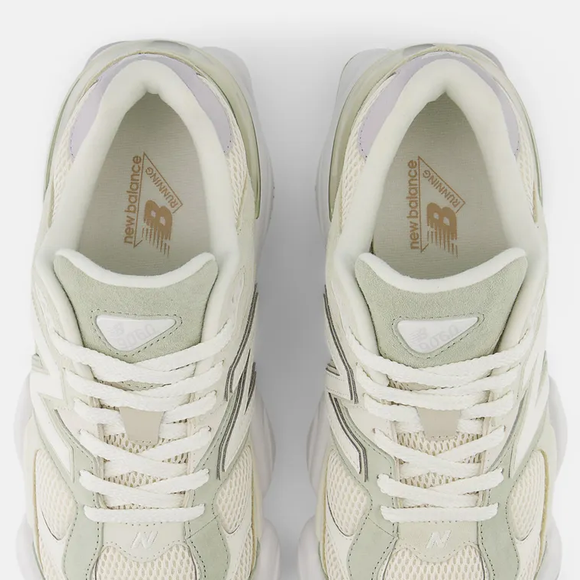 Hailey Bieber é referência quando o assunto é tênis estilosos e confortáveis, e a New Balance aparece com frequência entre suas escolhas favoritas