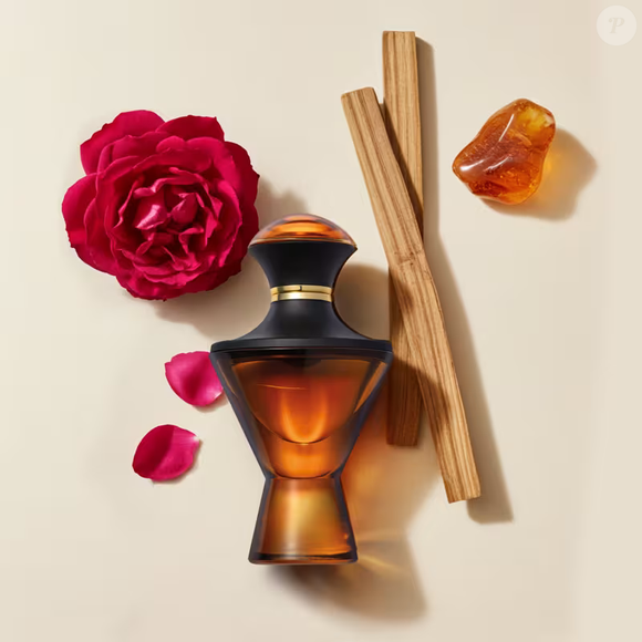 O destaque de Hadiya de O Boticário fica para o uso do Oud, conhecido como “ouro líquido da perfumaria árabe”, combinado com rosas damascenas, patchouli, âmbar e praliné. Segundo informações da própria marca, a fragrância pode durar até 12 horas, reforçando sua proposta de presença marcante