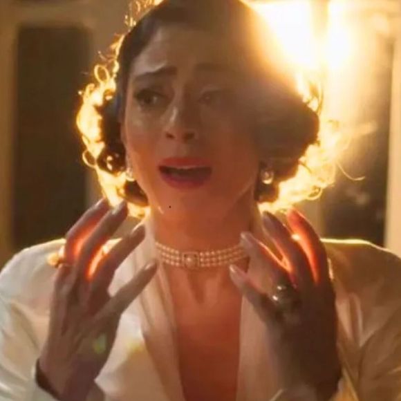 Em 'Garota do Momento', Clarice (Carol Castro) acabará mal após nova armadilha de Juliano (Fabio Assunção); mãe de Beatriz (Duda Santos) será presa por acusação de roubo e assassinato