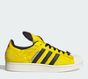 O Tênis adidas Pokémon SUPERSTAR II celebra o popular Pikachu com cabedal peludo em amarelo, rabo do personagem como pingente de cadarço e orelhas destacadas presas à língua