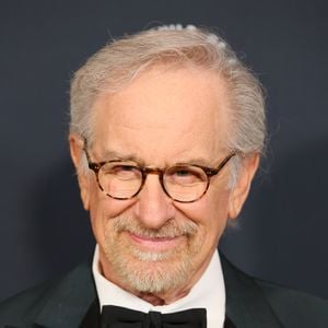 Famoso diretor Steven Spielberg assume a série de ficção documental 'Dinossauros', sucesso no TOP 5 da Netflix
