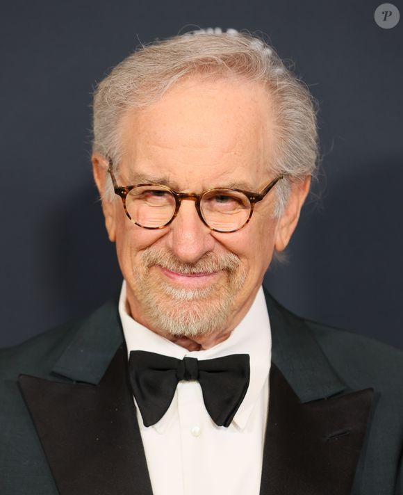 Famoso diretor Steven Spielberg assume a série de ficção documental 'Dinossauros', sucesso no TOP 5 da Netflix
