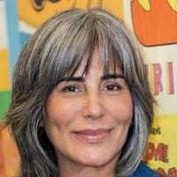 Ana Molina, dermatologista, sobre shampoo para cabelos grisalhos: 'Se estiverem amarelados ou sem brilho, o shampoo roxo é seu melhor aliado: elimina esse tom amarelado e deixa os cabelos grisalhos mais brancos, prateados e luminosos'