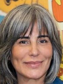 Ana Molina, dermatologista, sobre shampoo para cabelos grisalhos: 'Se estiverem amarelados ou sem brilho, o shampoo roxo é seu melhor aliado: elimina esse tom amarelado e deixa os cabelos grisalhos mais brancos, prateados e luminosos'