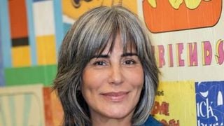 Ana Molina, dermatologista, sobre shampoo para cabelos grisalhos: 'Se estiverem amarelados ou sem brilho, o shampoo roxo é seu melhor aliado: elimina esse tom amarelado e deixa os cabelos grisalhos mais brancos, prateados e luminosos'