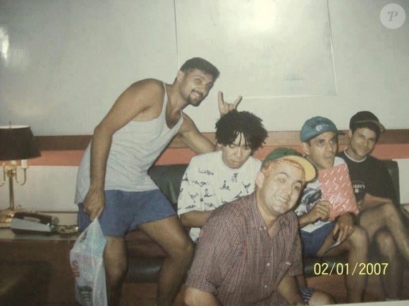 30 anos da morte dos Mamonas Assassinas: diretor da RadioBrás em fevereiro de 1996 se incomodou com palavra repetida pela neta de 7 anos e presente em música do grupo