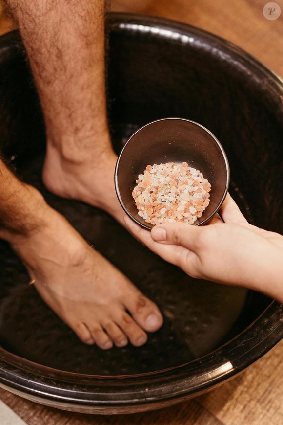 Banho nos pés: use sal do Himalaia e bicarbonato e garanta a a remoção das células mortas nesses membros.