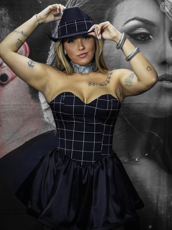 Yara Tchê, vocalista do Seu Desejo, trouxe elementos country no guarda-roupa dos shows neste São João