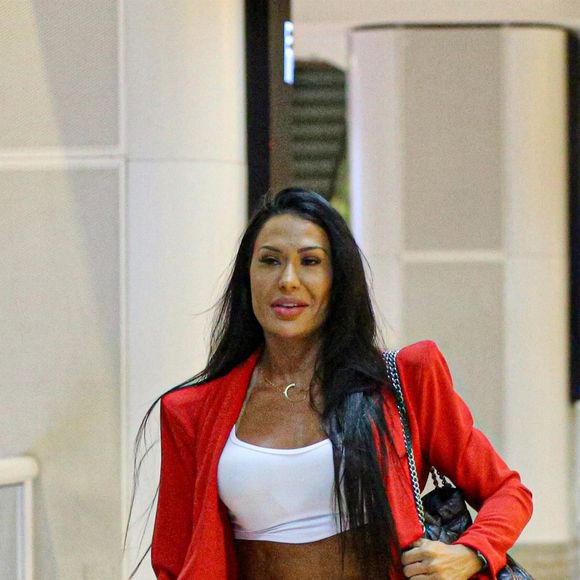 Gracyanne Barbosa comentou no bate papo que a independência financeira veio depois de integrar o grupo Tchakabum.