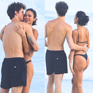 De fio-dental cavado, Bruna Marquezine exibe curvas e ganha abraço de Shawn Mendes em dia de mar no Rio; xx fotos do casal do momento!