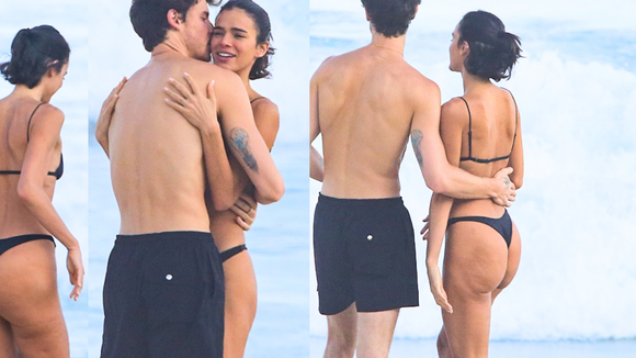 De fio-dental cavado, Bruna Marquezine exibe curvas e ganha abraço de Shawn Mendes em dia de mar no Rio; 26 fotos do casal do momento!