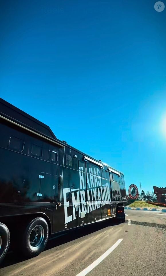 A escolha do motorhome permitiu que Gusttavo Lima, Andressa Suita e os filhos permanecessem próximos à programação da Festa do Peão de Barretos sem abrir mão de uma estrutura de hospedagem confortável
