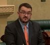 Quem é o deputado de extrema-direita da Austrália que viralizou ao deixar parlamento em silêncio por se revelar 'abertamente gay' e admitir namoro com imigrante muçulmano