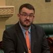 A Austrália não esperava por isso: quem é o deputado de extrema-direita que viralizou ao deixar parlamento em silêncio por se revelar 'abertamente gay' e admitir namoro com imigrante muçulmano