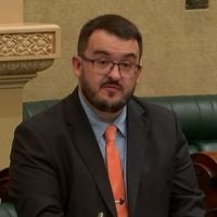 A Austrália não esperava por isso: quem é o deputado de extrema-direita que viralizou ao deixar parlamento em silêncio por se revelar 'abertamente gay' e admitir namoro com imigrante muçulmano