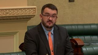 A Austrália não esperava por isso: quem é o deputado de extrema-direita que viralizou ao deixar parlamento em silêncio por se revelar 'abertamente gay' e admitir namoro com imigrante muçulmano