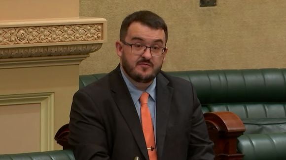A Austrália não esperava por isso: quem é o deputado de extrema-direita que viralizou ao deixar parlamento em silêncio por se revelar 'abertamente gay' e admitir namoro com imigrante muçulmano