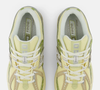 A tonalidade inspirada em um "smoothie de matcha" transforma o New Balance 1906 em uma opção versátil para quem quer fugir do básico sem abrir mão da elegância