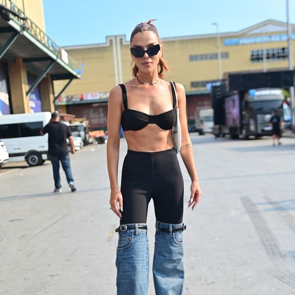 Giovanna Lancelotti, musa da Beija-Flor, esteve presente para acompanhar a apuração das escolas de samba do RJ.