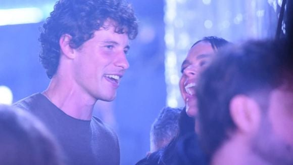 Bruna Marquezine e Shawn Mendes se divertem e têm conversa juntinhos em show de Dua Lipa, em SP. Fotos!