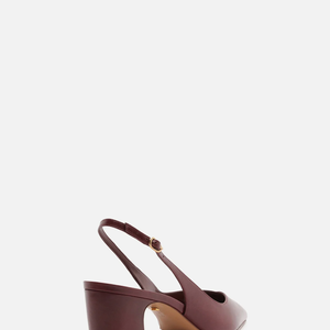 A tira fina no calcanhar, com fivela metálica lateral, garante um acabamento delicado e funcional