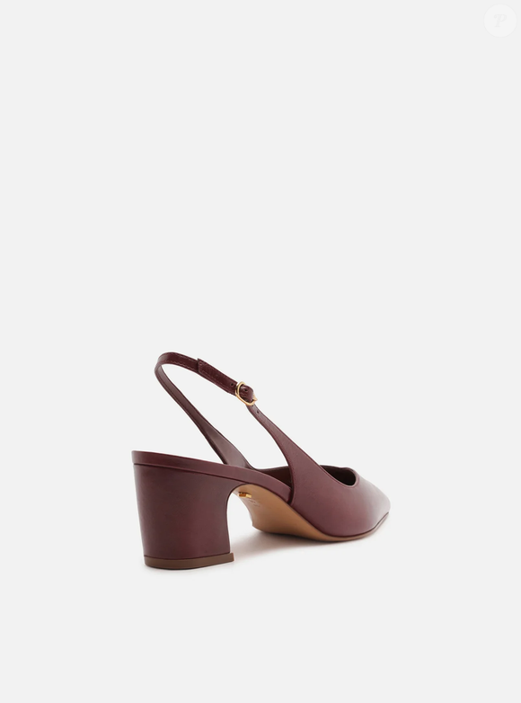 A tira fina no calcanhar, com fivela metálica lateral, garante um acabamento delicado e funcional