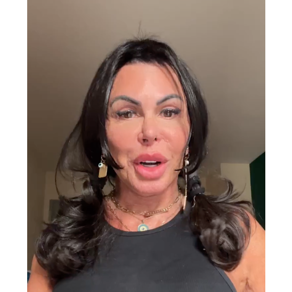 Durante uma live, Gretchen 'soltou os cachorros' para as internautas que a criticam constantemente